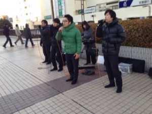 船橋の駅前で歌うギフツ
