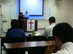 201109北海道聖会ショートメッセージする菅牧師