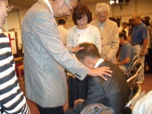 7月29日パウロ牧師王牧師に祈りをあおぐダニエル少し金英さん