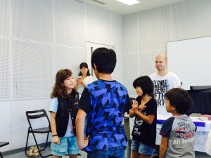 ＣＳのじゃんけんゲームです。教会で祈っていたひかりちゃん(左端)は、手術が成功して癒されました。 東フィラデルフィヤ教会(仙台) 